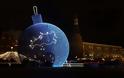 Η Μόσχα πρωτοπορεί: Αντί για δέντρο, στόλισε γιγαντιαία χριστουγεννιάτικη μπάλα