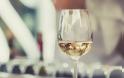 ΜΕΓΑΛΗ ΠΡΟΣΟΧΗ!Πώς το λευκό κρασί σχετίζεται με επιθετική μορφή καρκίνου του δέρματος!