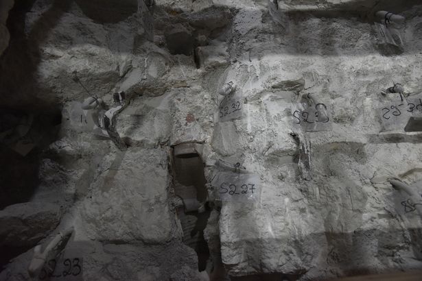 ΣΥΓΚΛΟΝΙΣΤΙΚΗ ΑΝΑΚΑΛΥΨΗ στον Πανάγιο Τάφο! - Η μαρμάρινη πλάκα μετακινήθηκε για πρώτη φορά - Φωτογραφία 2