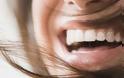 4 αποτελεσματικοί τρόποι για λευκότερα δόντια