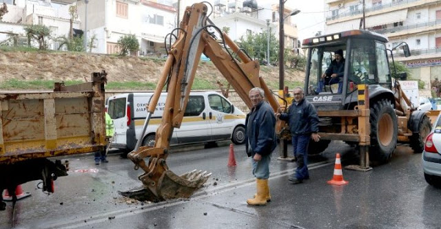 Λακκούβα με διάμετρο … μισό μέτρο αποκαλύφθηκε στο Ηράκλειο [photos] - Φωτογραφία 2