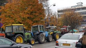 Βγήκαν τα τρακτέρ στην πλατεία των Τρικάλων - Φωτογραφία 2