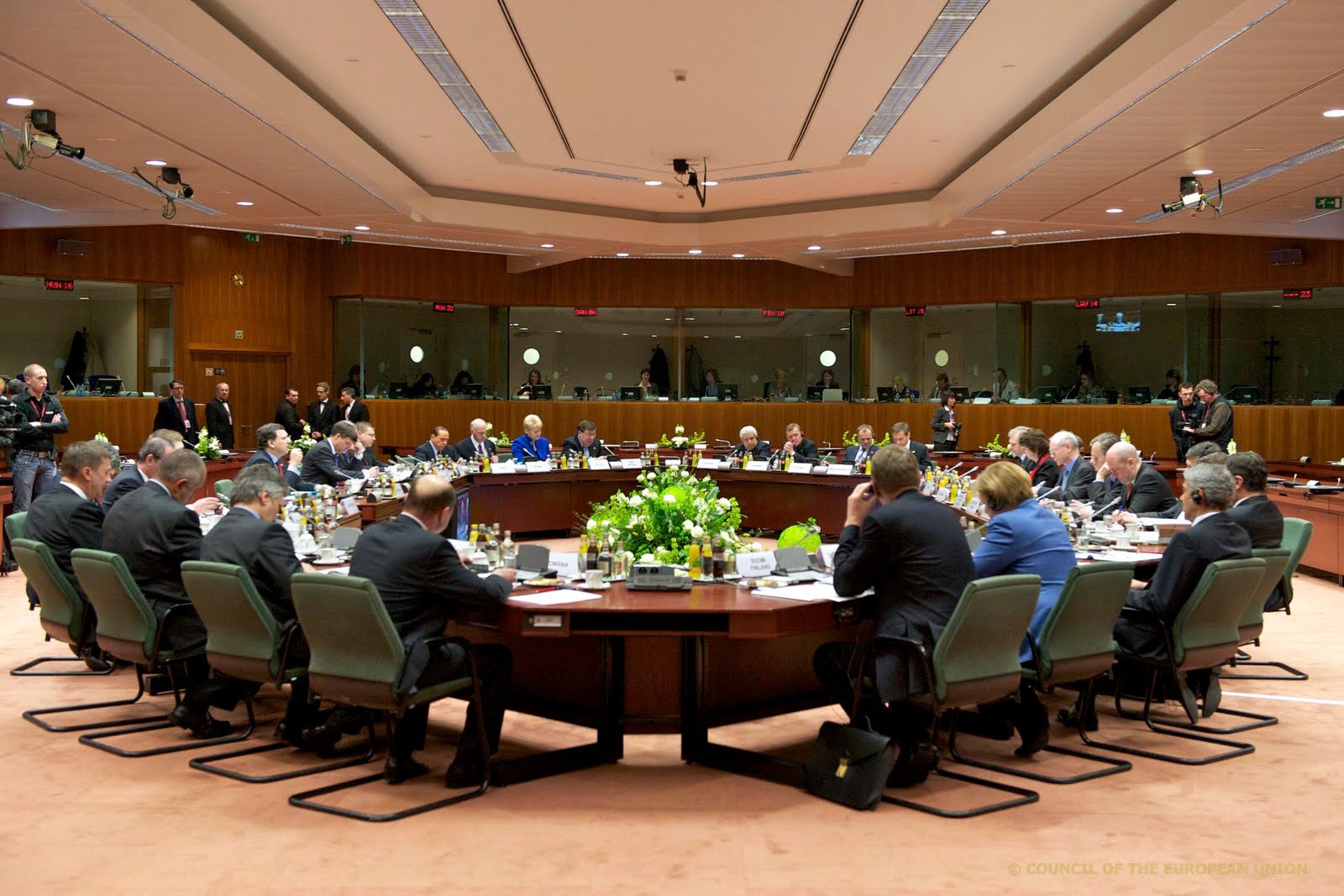 Eurogroup: Κόβονται μισθοί δημοσίου, συντάξεις και αφορολόγητο - Φωτογραφία 1
