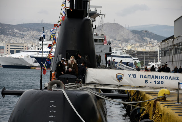 Φωτογραφίες από Επίσκεψη Κοινού σε Πολεμικά Πλοία για τον Εορτασμό του Αγ. Νικολάου στον Πειραιά - Φωτογραφία 8