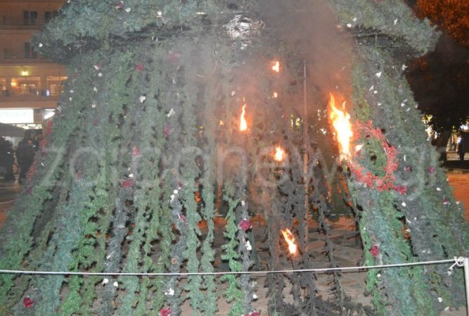 Χανιά - Έβαλαν φωτιά στο Χριστουγεννιάτικο δέντρο στην Αγορά [photos] - Φωτογραφία 1