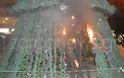 Χανιά - Έβαλαν φωτιά στο Χριστουγεννιάτικο δέντρο στην Αγορά [photos]