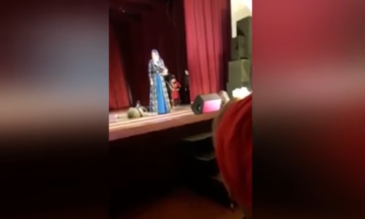 ΣΟΚΑΡΙΣΤΙΚΟ ΒΙΝΤΕΟ: Χορευτής πέθανε επί σκηνής και το κοινό τον χειροκροτούσε - Φωτογραφία 1