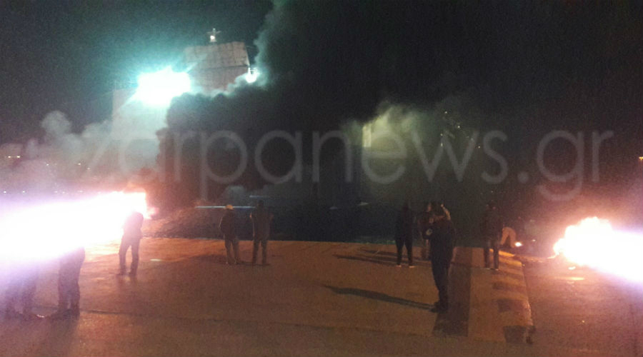 Πανικός στο λιμάνι της Σούδας - Έκαψαν λάστιχα και ανάγκασαν το πλοίο να βγει στ΄ανοιχτά [photos] - Φωτογραφία 2