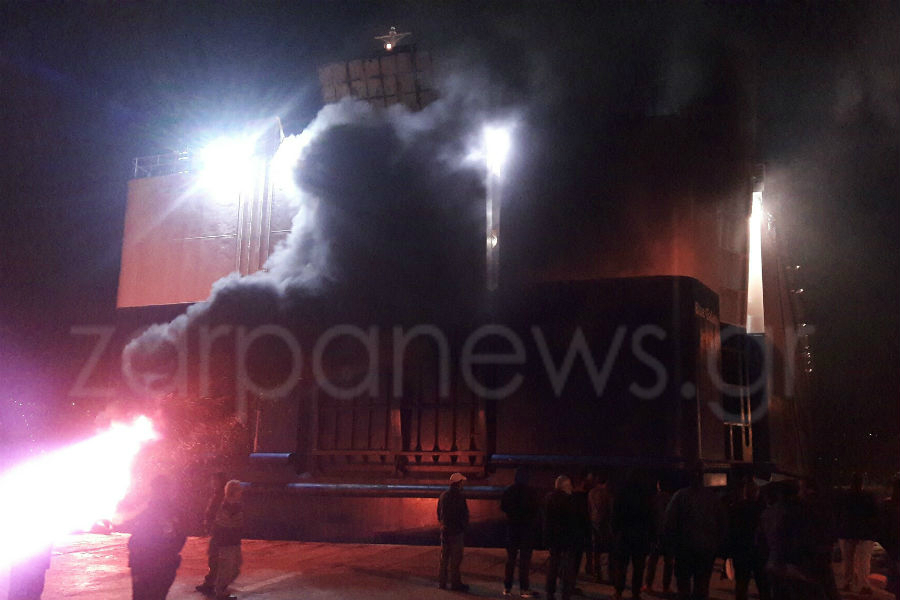 Πανικός στο λιμάνι της Σούδας - Έκαψαν λάστιχα και ανάγκασαν το πλοίο να βγει στ΄ανοιχτά [photos] - Φωτογραφία 4