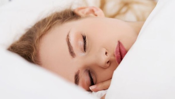 Τελικά πόσο κακό είναι να κοιμάσαι με το μακιγιάζ σου; - Φωτογραφία 1