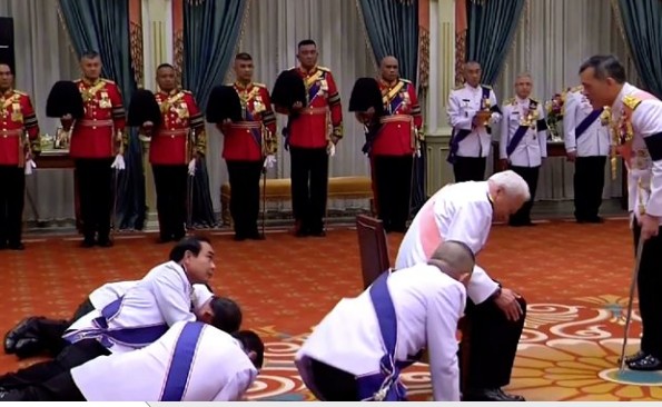 Σκηνές... πλήρους υποταγής στην ενθρόνιση του playboy βασιλιά της Ταϊλάνδης - Φωτογραφία 1