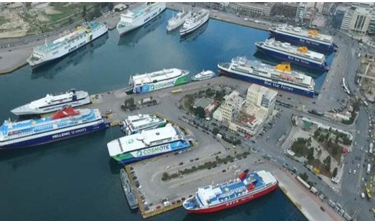 Σπάνιο στιγμιότυπο του Πειραιά από ψηλά - Ολα τα πλοία δεμένα στο λιμάνι, λόγω απεργίας - Φωτογραφία 1
