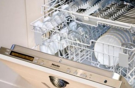 Το λάθος που κάνετε με το πλυντήριο πιάτων και βρίσκετε υπολείμματα - Φωτογραφία 1