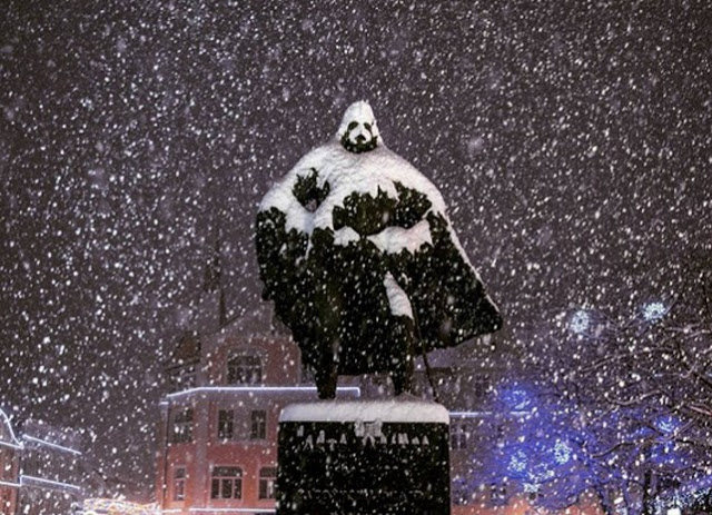Τι θυμίζει αυτό το άγαλμα με τα πρώτα χιόνια - Φωτογραφία 2