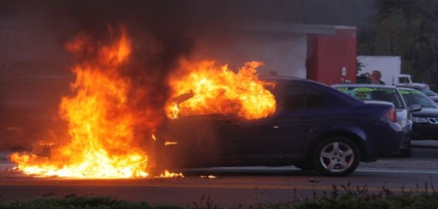 Κάηκαν ολοσχερώς αυτοκίνητο και μοτοσικλέτα στη Θεσσαλονίκη - Φωτογραφία 1
