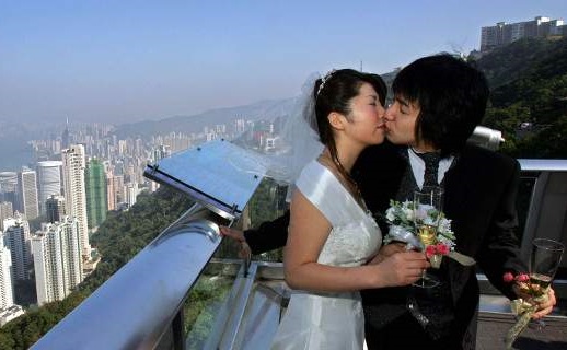 Στην Ιαπωνία οι νέοι δεν βρίσκουν συντρόφους και παντρεύονται τους... κολλητούς τους!. - Φωτογραφία 1