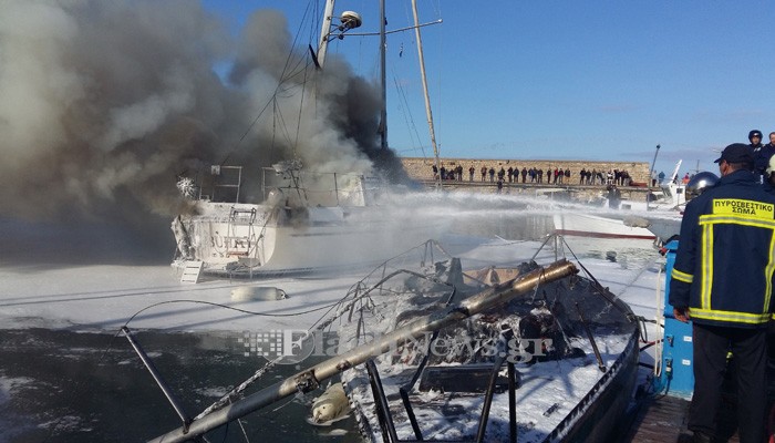 Κάηκαν δύο σκάφη στο λιμάνι του Ηρακλείου - Φωτογραφία 1