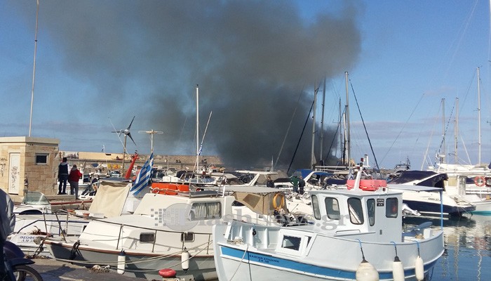 Κάηκαν δύο σκάφη στο λιμάνι του Ηρακλείου - Φωτογραφία 6