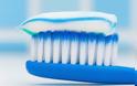 Πώς να απομακρύνετε εύκολα τον λεκέ από οδοντόκρεμα