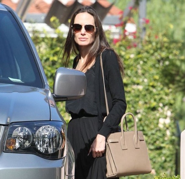 Ο φακός απαθανάτισε την πρώτη δημόσια έξοδο της Angelina Jolie μετά το χωρισμό - Φωτογραφία 2