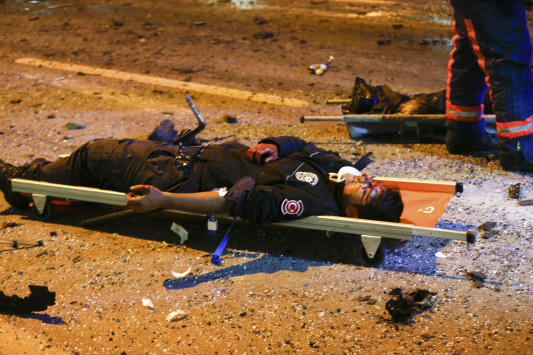 ΠΡΟΣΟΧΗ! ΣΚΛΗΡΕΣ ΕΙΚΟΝΕΣ...Το λουτρό αίματος από τη διπλή βομβιστική επίθεση στην Τουρκία σε φωτογραφίες - Φωτογραφία 1