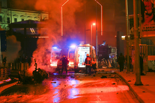 ΠΡΟΣΟΧΗ! ΣΚΛΗΡΕΣ ΕΙΚΟΝΕΣ...Το λουτρό αίματος από τη διπλή βομβιστική επίθεση στην Τουρκία σε φωτογραφίες - Φωτογραφία 11
