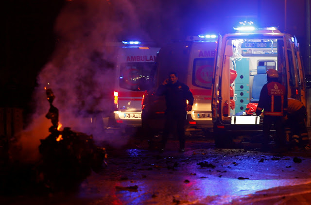 ΠΡΟΣΟΧΗ! ΣΚΛΗΡΕΣ ΕΙΚΟΝΕΣ...Το λουτρό αίματος από τη διπλή βομβιστική επίθεση στην Τουρκία σε φωτογραφίες - Φωτογραφία 9
