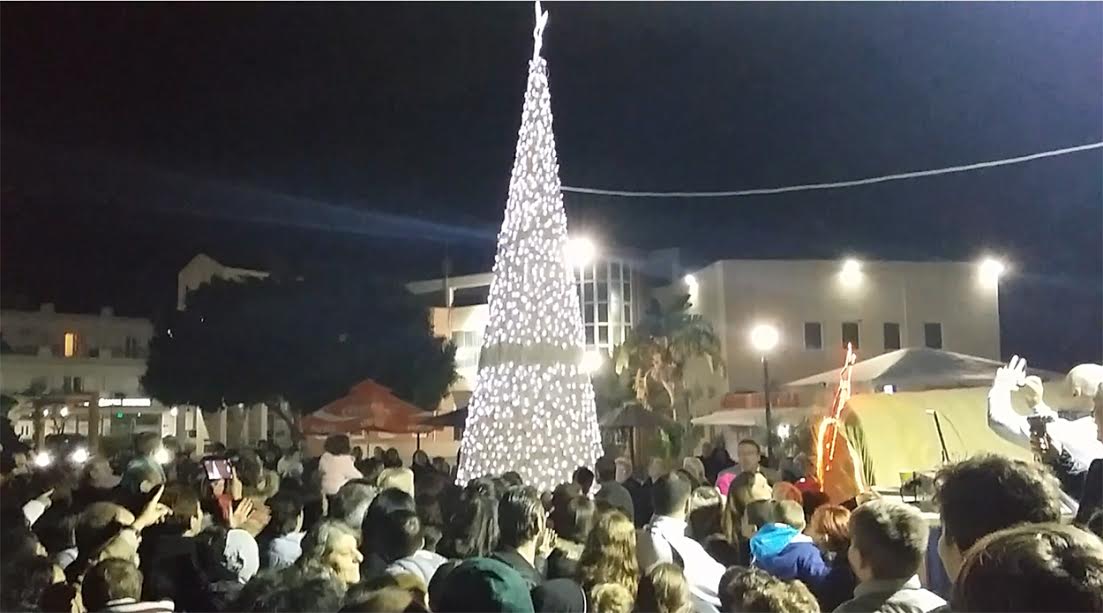 Με κέφι και τραγούδια η φωταγώγηση του Χριστουγεννιάτικου δένδρου στο Γάζι - Φωτογραφία 1