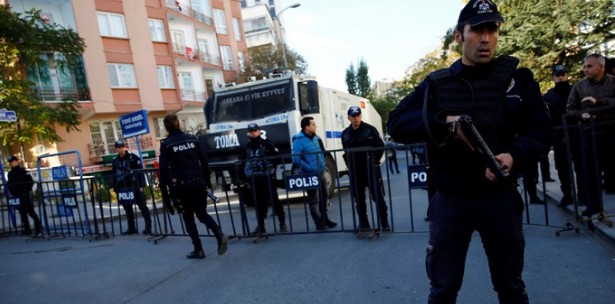 Περισσότεροι από 100 οι συλληφθέντες σε εφόδους της αστυνομίας στη Τουρκία - Φωτογραφία 1