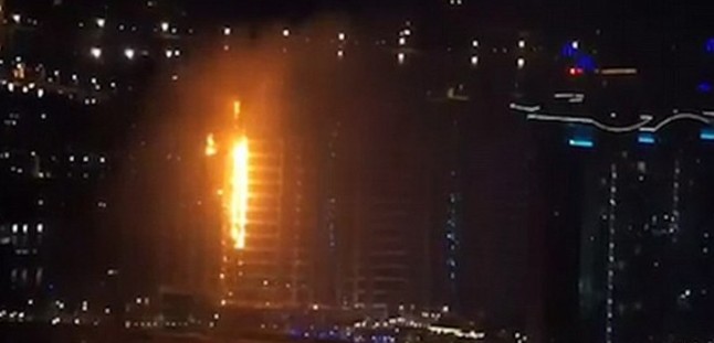 Φλόγες «καταπίνουν» πολυτελές κτίριο στο τεχνητό νησί του Ντουμπάι - Φωτογραφία 1