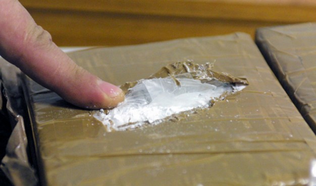 Έκρυβε 2,5 κιλά κοκαΐνης μέσα σε βιβλία και ντοσιέ - Φωτογραφία 1