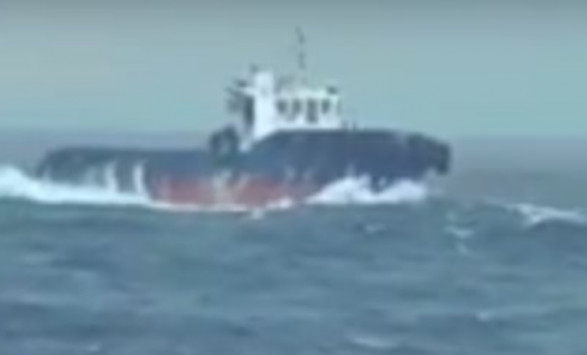 Κρήτη: Η στιγμή που τα κύματα ''καταπίνουν'' ρυμουλκό - Βίντεο από τη μάχη του καπετάνιου - Φωτογραφία 1