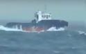 Κρήτη: Η στιγμή που τα κύματα ''καταπίνουν'' ρυμουλκό - Βίντεο από τη μάχη του καπετάνιου
