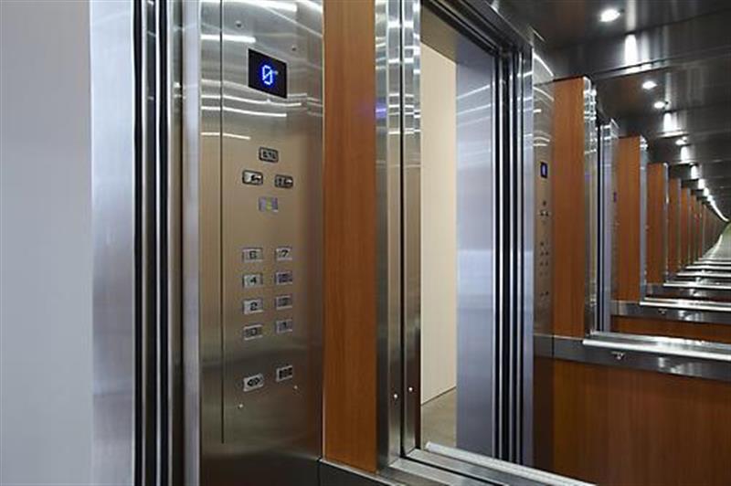 Γιατί τα ασανσέρ έχουν καθρέφτες; - Φωτογραφία 1