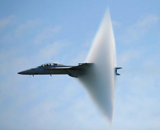 Μοναδικές εικόνες από πολεμικά αεροσκάφη τη στιγμή που σπάνε το φράγμα του ήχου... - Φωτογραφία 1