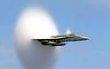 Μοναδικές εικόνες από πολεμικά αεροσκάφη τη στιγμή που σπάνε το φράγμα του ήχου... - Φωτογραφία 3