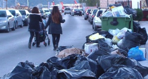 Μαζεύουν τα «βουνά» των σκουπιδιών στην Ζάκυνθο - Φωτογραφία 1