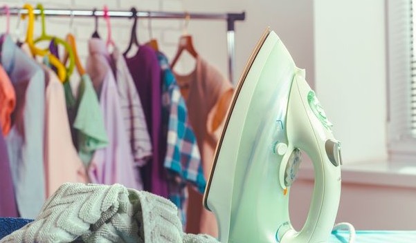 Πώς θα καθαρίσεις το σίδερο ρούχων εύκολα και γρήγορα - Φωτογραφία 1