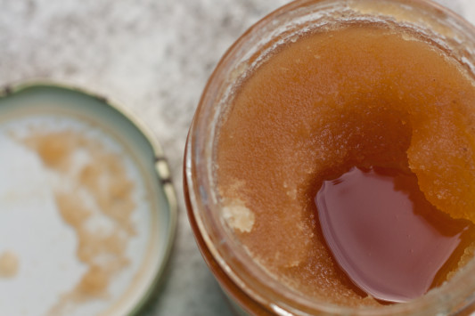 Μέλι που έχει “ζαχαρώσει”: Το κόλπο για να το ξανακάνετε λείο - Φωτογραφία 1