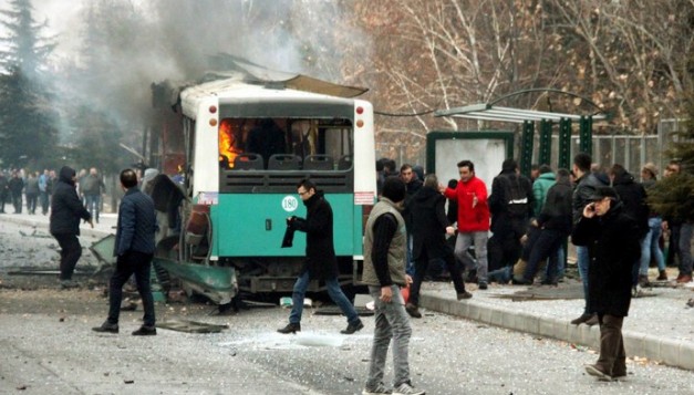 Δεκάδες νεκροί και τραυματίες στην έκρηξη σε λεωφορείο στην Τουρκία - Φωτογραφία 1