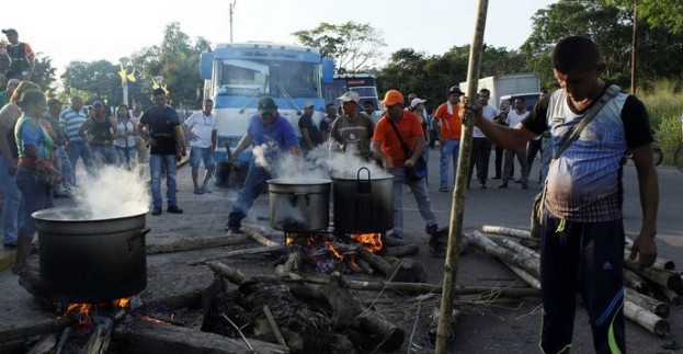 Χάος και βίαια επεισόδια στη Βενεζουέλα λόγω έλλειψης ρευστού - Φωτογραφία 1