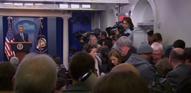 Δημοσιογράφος λιποθύμησε στη συνέντευξη τύπου του Ομπάμα - Φωτογραφία 1