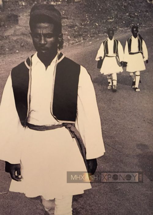 Γιατί τα παιδιά της Αιθιοπίας είναι ντυμένα τσολιάδες; Ποιοι ήταν οι «μισοί-μισοί» που τηρούσαν τα ελληνικά έθιμα στην πρωτεύουσα της Αιθιοπίας... - Φωτογραφία 2