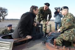 Ο Μητσοτάκης στον Έβρο, μπήκε σε Leopard και στον εξομοιωτή τους-Φωτογραφίες