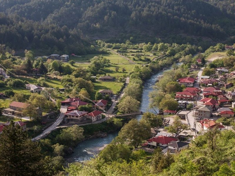 Είναι το μοναδικό ελληνικό χωριό που διασχίζεται από ποτάμι! - Φωτογραφία 1