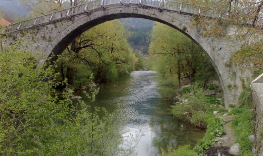 Είναι το μοναδικό ελληνικό χωριό που διασχίζεται από ποτάμι! - Φωτογραφία 3