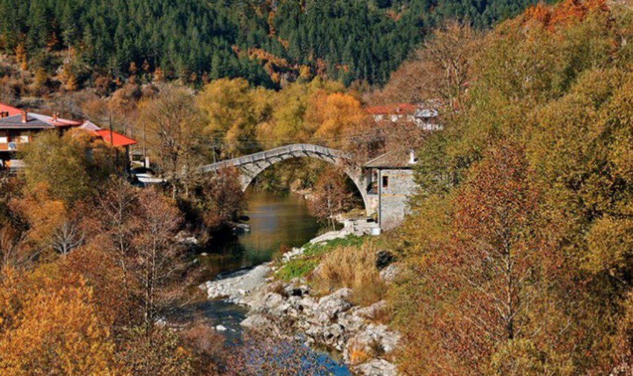 Είναι το μοναδικό ελληνικό χωριό που διασχίζεται από ποτάμι! - Φωτογραφία 4