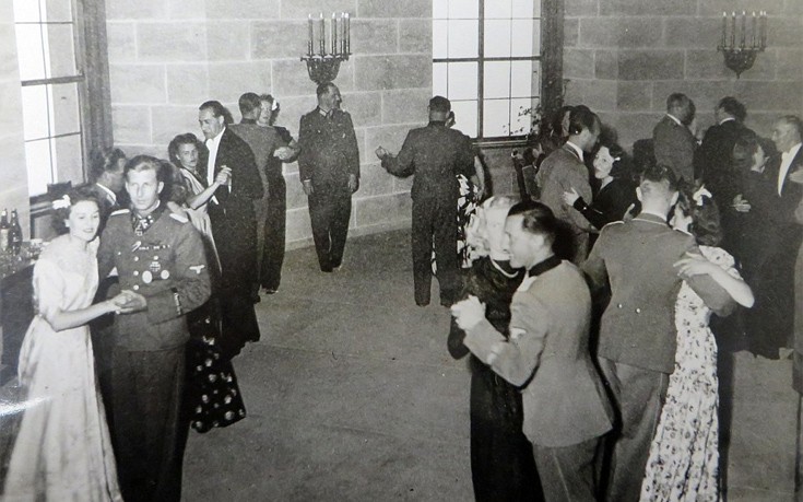 Η άγνωστη φωτογραφία με τον Χίτλερ σε γάμο αξιωματούχου των SS - Φωτογραφία 6
