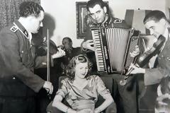 Η άγνωστη φωτογραφία με τον Χίτλερ σε γάμο αξιωματούχου των SS