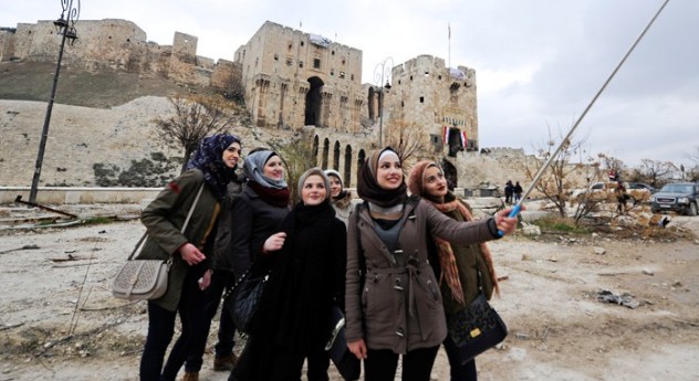 Εξοργιστική απάθεια: «Τουρίστες» βγάζουν σέλφι με φόντο τα ερείπια στο Χαλέπι - Φωτογραφία 1